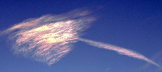 英国杜伦郡达灵顿的天空出现的“箭头云”