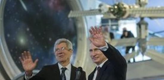 俄罗斯总统普京同国际空间站连线并致以“宇航员日”节日祝贺
