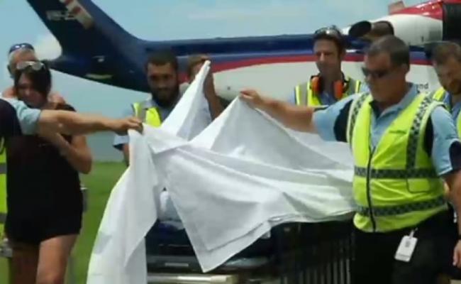 救护员以白布遮挡，以保障伤者私隐。