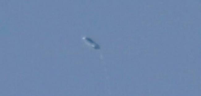 美国北卡罗莱纳州天空惊现药丸形状UFO 网民认为是外星人太空船