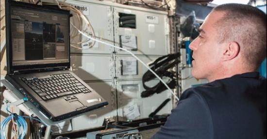 美国宇航员在国际空间站实施首次从太空操纵地面机器人的试验