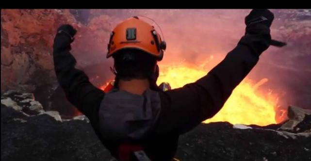 科斯曼到达火山底时不禁举高双手欢呼。