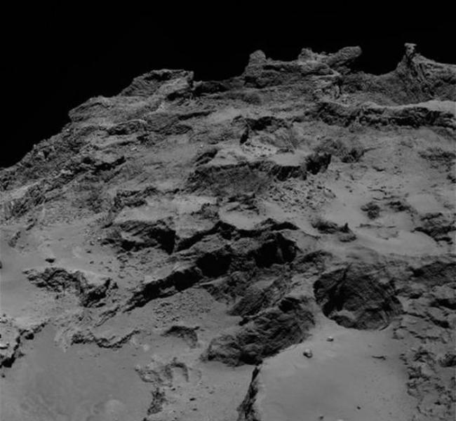 近距离拍摄的67P彗星表面结构，最新研究显示，这颗彗星的“橡皮鸭”外形是由两颗彗星碰撞形成的。