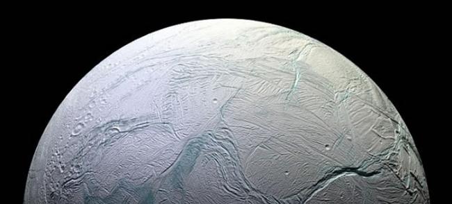 土卫二表面的冰壳上布满裂缝和陨石坑，说明这是一颗地理上很活跃的卫星。