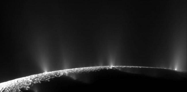 近日，NASA的卡西尼号太空探测器将从土卫二表面最大的冰羽流之一中穿过，科学家希望借此对土卫二冰壳下面的海洋获得更多的了解。