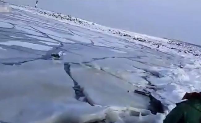 湖面的冰最后裂成一块块。
