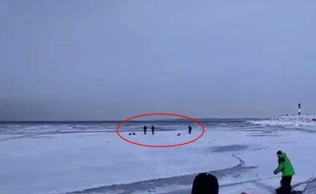 该3名钓友（红圈）起初在远离岸边的湖面上准备冰钓。