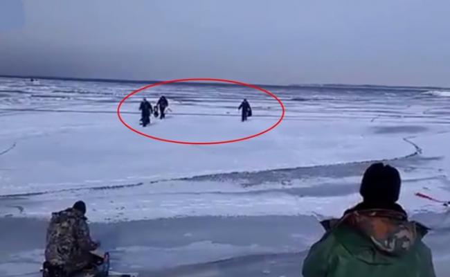 经岸边的人提醒后，该3名钓友（红圈）立即执拾东西跑回岸边。
