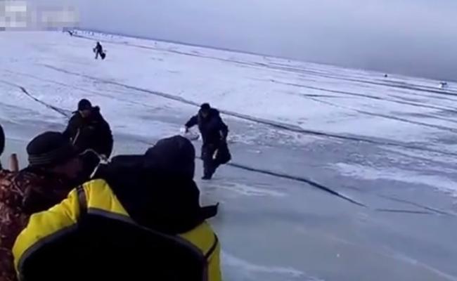 3名钓友及时抵达岸边，湖面的冰块已裂到他们脚下。