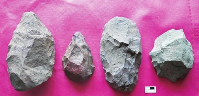 出土的旧石器时代中期石制品（图片由李占扬先生提供）