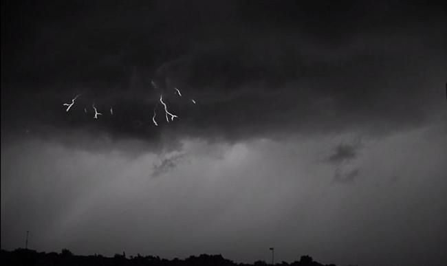 美国物理学家用高速摄影机在澳洲拍下闪电击落地面过程