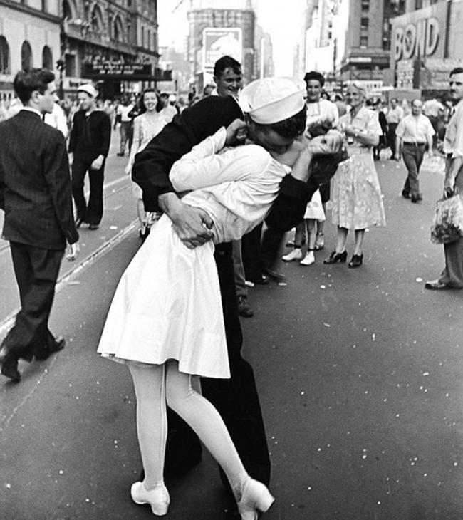 二战经典照片“胜利之吻”女主角Greta Zimmer Friedman辞世