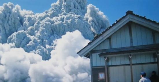 日本御岳山火山喷发 摄影师遇难前拍下火山爆炸场面