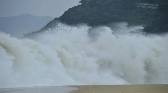 “天兔”在广东沿海牵起滔天巨浪