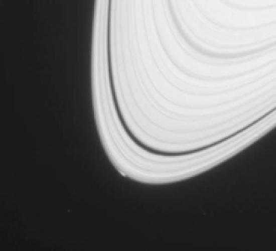 土星光环中A环外缘的扰动。卡西尼飞船拍摄的这张照片上可以看到这一罕见的景象，这可能是我们首次目睹一颗小卫星的诞生过程