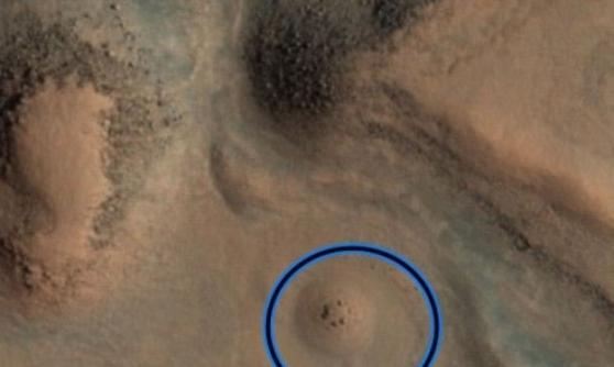 本月NASA曾发现火星表面有巨石（蓝圈示），犹如是着名的威尔特郡巨石阵。