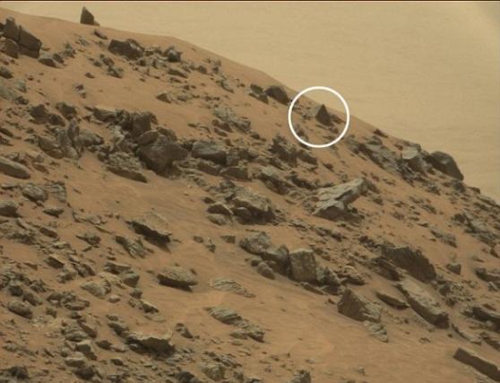 有阴谋论者表示，“金字塔”（黄圈示）是火星古文明的痕迹。