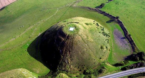 目前，科学家最新研究显示，英国南部威尔特郡锡尔伯里丘陵可能是新石器时代的灯塔。在新石器时代，英国南部是多个岛屿，连接水路、通道和浅河流，而史前巨石阵则位于岸边，