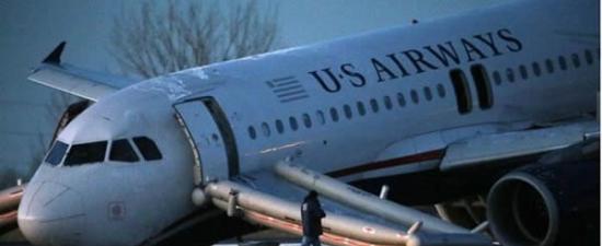 美国全美航空公司1架客机疑似机件故障起飞时机头撞落跑道