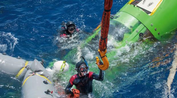2012年3月26日，成功潜入马里亚纳海沟之后，“深海挑战者号”在水面载浮载沉，占士金马伦就在里面。