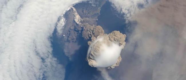 北千岛群岛的埃别科火山喷发出高达3500米火山灰柱