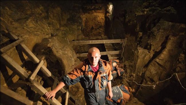 考古人员在丹尼索瓦洞挖掘多年。