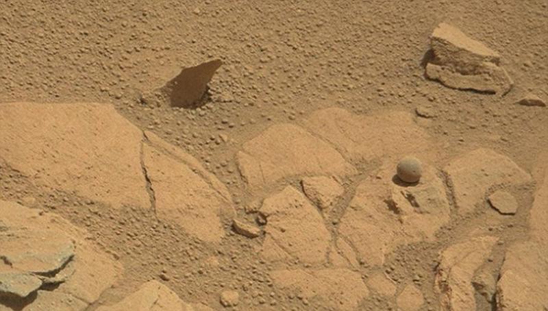 几天前，“好奇号”刚刚在火星表面发现一块球形岩石。