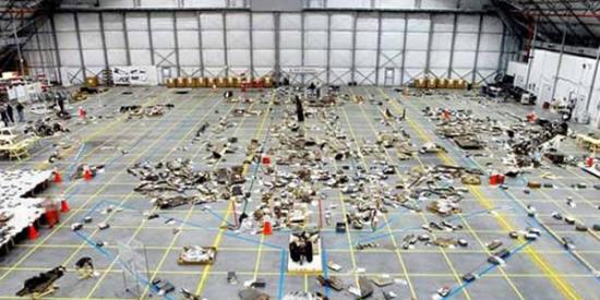 哥伦比亚航天飞机的巨大残骸组件在地面拼装