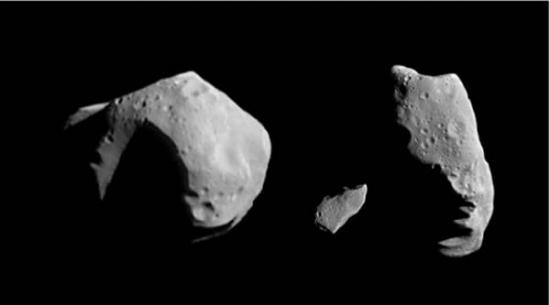 这张照片上综合了三颗曾经被飞船近距离拍摄的小行星图像，从左到右分别是：Mathilde(60x 46公里)于1997年6月27日，由美国宇航局NEAR飞船拍摄；