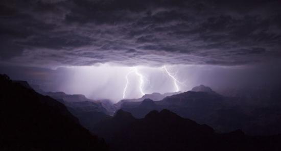 科罗拉多大峡谷上空的闪电