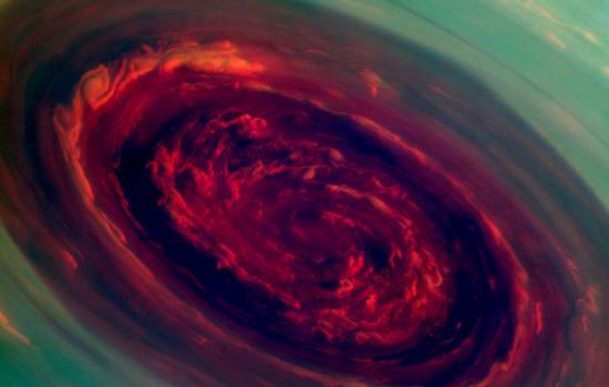 美国太空总署捕捉到在土星上「玫瑰飓风」的惊人影像，而这飓风的实际大小比地球上产生的任何飓风大20倍。