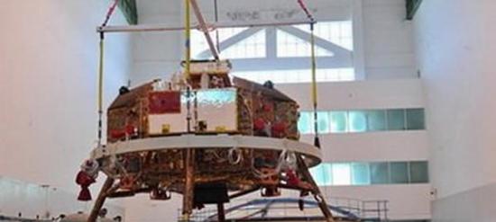 热测试时拍摄的嫦娥三号，着陆器底部可见主发动机喷口，发动机具有1500~7500牛变推力功能，满足落月过程中精确控制的需要。