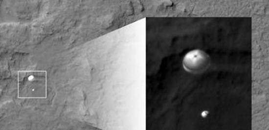 美国好奇号火星车降落时，轨道上的火星侦察轨道器实时拍摄着陆的震撼场面。对公众来说是非常好的宣传。