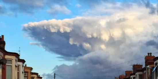 英国男子拍下利物浦沃尔顿地区天空“鲸鲨状”云体