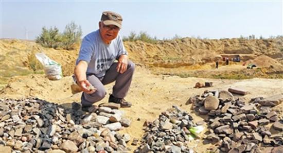王惠民向记者介绍石器器型特征