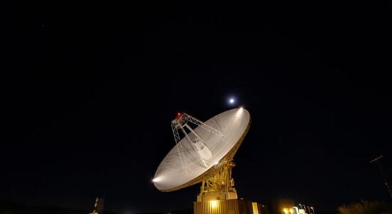 射电望远镜直径巨大，可达到数十米。