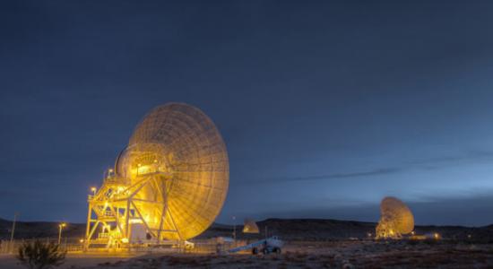 三个大型碟形天线分别部署在加州、西班牙马德里以及澳洲。