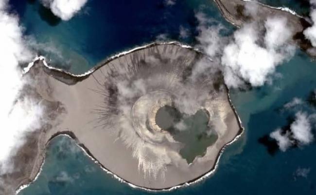 NASA研究大洋洲国家汤加海底火山爆发形成的鱼形小岛“Hunga Tonga”