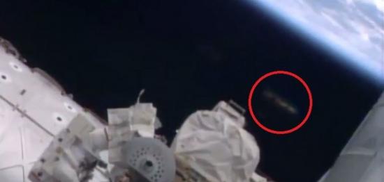 宇航员在国际空间站外执行维修任务 不远处竟然出现神秘圆盘