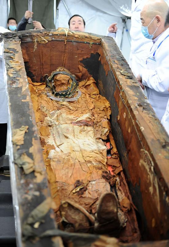 内蒙古草原出土的距今1500年前北魏时期中国古代北方民族贵族漆棺开棺