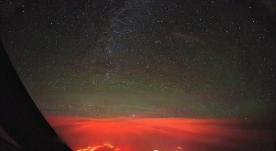 俄罗斯堪察加半岛太平洋海面出现神秘橙红光