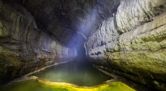 洞穴的地下隧道五彩斑斓