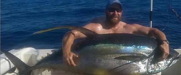 澳洲昆省男子钓获85公斤黄鳍吞拿鱼