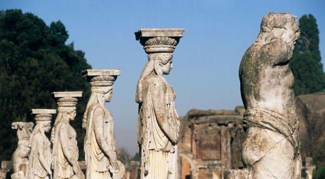 意大利哈德良别墅（Hadrian’s Villa）卡诺普斯柱廊（Canopus colonnade）上，整排被生物膜覆盖的雕像。哈德良别墅为联合国教科文组织列入
