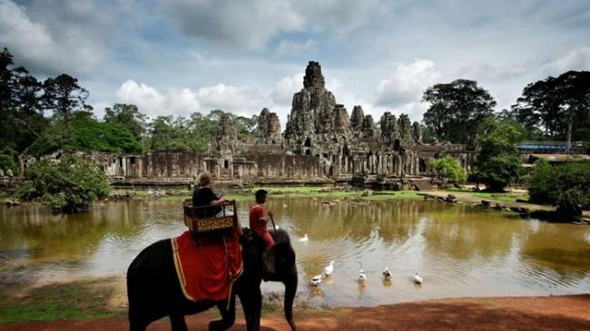 位于柬埔寨吴哥窟的巴戎寺同样受为生物膜覆盖。 PHOTOGRAPH BY JIM RICHARDSON, NATIONAL GEOGRAPHIC