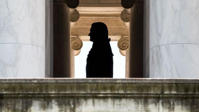 2016年八月，华府杰佛逊纪念馆上的生物膜黑斑。 PHOTOGRAPH BY JIM LO SCALZO, EPA/REDUX