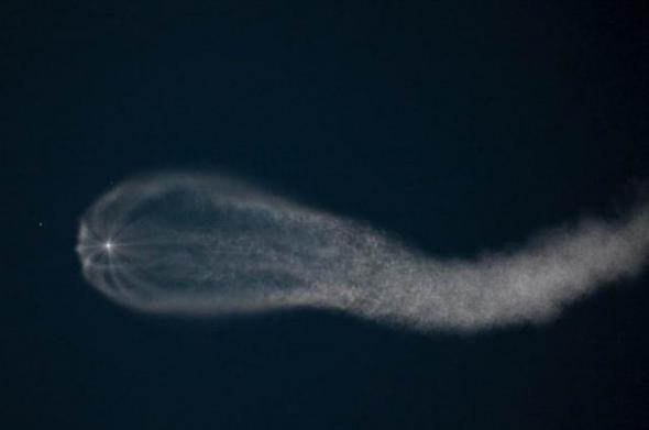 俄罗斯“联盟号”火箭发射形成奇特的“巨型空中水母”