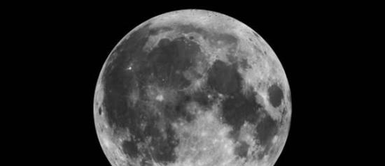 这张照片是由美国宇航局克莱门汀号月球探测器上的恒星跟踪器拍摄的，图像拍摄于1994年3月15日