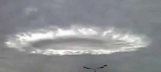 莫斯科上空出现的类似云团
