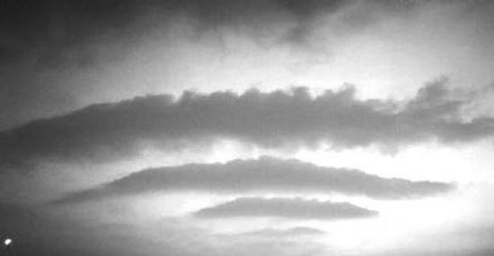 湖南天空惊现巨型“Wifi云”